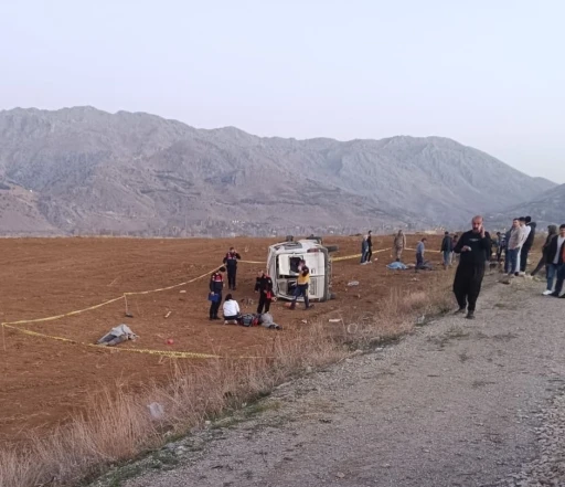 Kahramanmaraş’ta işçileri taşıyan minibüs takla attı: 2 ölü, 7 yaralı

