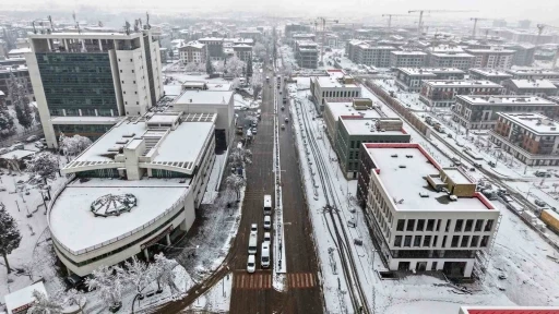 Kahramanmaraş&rsquo;ta kar sevinci yaşanırken, ekipler de sahada g&ouml;rev yapıyor
