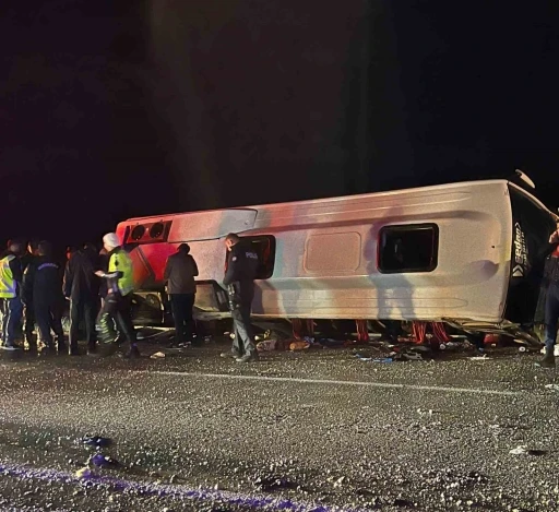 Kahramanmaraş’ta kontrolden çıkan minibüs devrildi: 1 ölü, 19 yaralı
