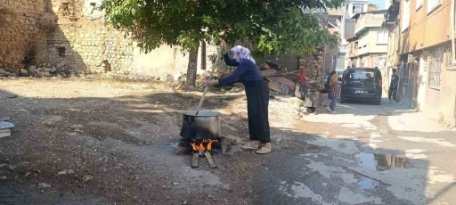 Kahramanmaraş&rsquo;ta mahalle sakinleri Muharrem ayında kazan başında buluştu
