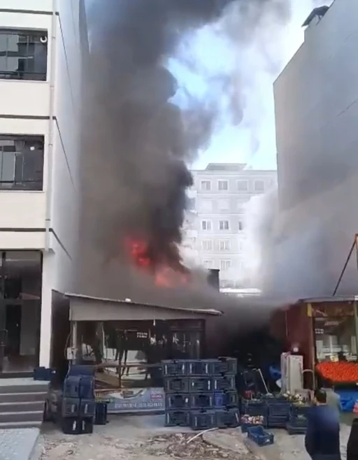 Kahramanmaraş&rsquo;ta manavda &ccedil;ıkan yangını itfaiye s&ouml;nd&uuml;rd&uuml;
