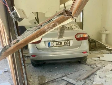 Kahramanmaraş’ta otomobil iş yerine daldı

