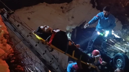 Kahramanmaraş&rsquo;ta otomobil k&ouml;pr&uuml;den u&ccedil;tu 1&rsquo;i ağır 4 kişi yaralandı
