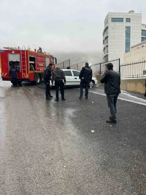 Kahramanmaraş’ta park halindeki otomobil alev aldı
