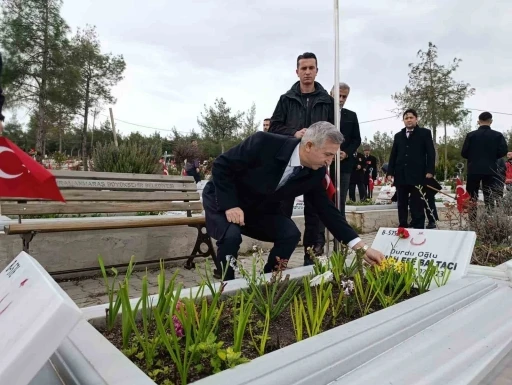 Kahramanmaraş&rsquo;ta protokolden bayram &ouml;ncesi şehitlik ziyareti
