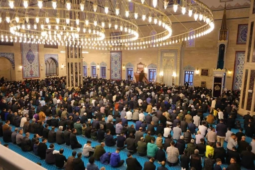 Kahramanmaraş’ta Ramazan Bayramı coşkusu: Binlerce kişi Abdülhamid Han Camii’nde bayram namazı kıldı
