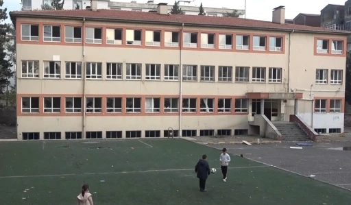 Kahramanmaraş’ta yarım asırlık okul yıkılmayı bekliyor

