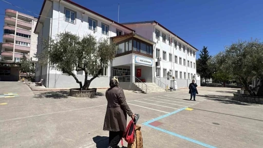 Kahramanmaraş&rsquo;taki saldırının ardından veliler &ouml;ğrencilerin eşyalarını okuldan almaya başladı
