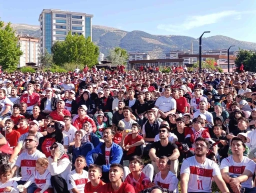 Kahramanmaraşlılar milli ma&ccedil; heyecanını dev ekranda yaşadı
