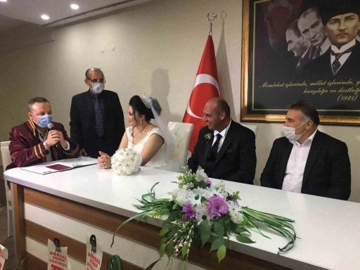 Kahreden tesad&uuml;f: 6 yıl &ouml;nce annesi patates p&uuml;resinden, kızı ise elma yerken &ouml;ld&uuml;
