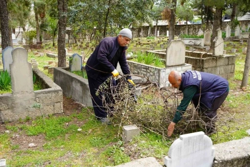 Kahta Belediyesi’nden Kadir Gecesi ve bayram öncesi mezarlık temizliği
