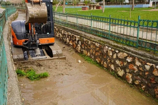Kahta Belediyesi&rsquo;nden yaz &ouml;ncesi dere temizliği
