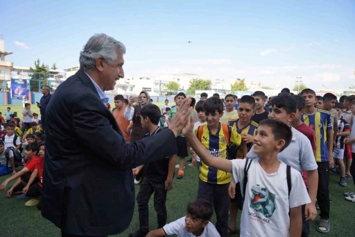 Kahta Belediyesi&rsquo;nden yaz spor okulları &ouml;ğrencilerine forma desteği
