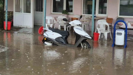Kahvehaneyi su bastı, vatandaşlar sandalyelerle kurtuldu
