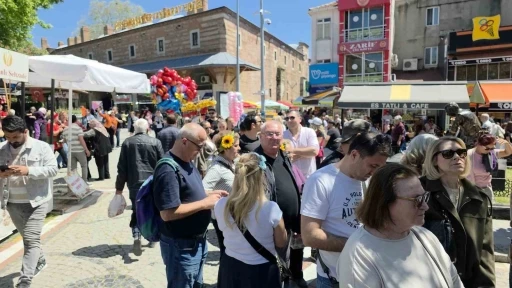 Kakava şenlikleri i&ccedil;in gelen turistler ciğercilerde kuyruk oluşturdu
