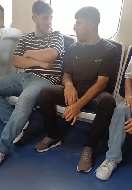 Kalabalığa aldırmadan İZBAN’da sigara içti, o anlar kamerada
