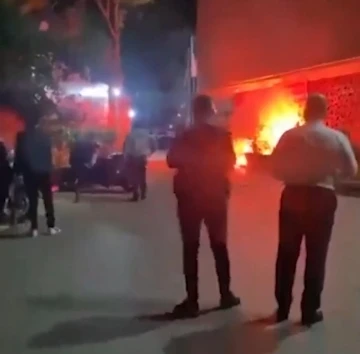 Kalamış Galatasaray tesislerinin önünde toplanan Fenerbahçeli bir grup, tesise meşale ve yabancı madde fırlattı
