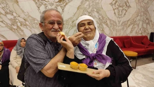 Kalbi sağ tarafta olan umreci 49. evlilik yıl d&ouml;n&uuml;m&uuml;n&uuml; Mekke&rsquo;de kutladı
