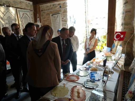 Kaldıkları yurtlarda yıl boyunca eğitim alan &ouml;ğrencilerin eserleri g&ouml;r&uuml;c&uuml;ye &ccedil;ıktı
