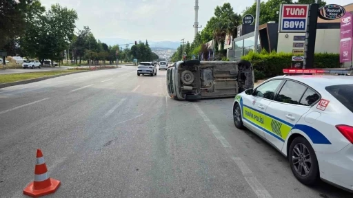 Kaldırıma &ccedil;arpan ara&ccedil; takla attı: 2 yaralı
