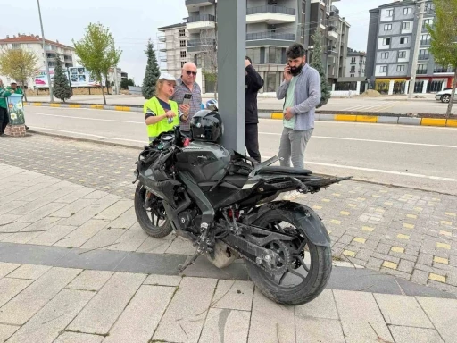 Kaldırıma çarpan motosiklet takla attı, sürücü ağır yaralandı
