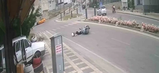Kaldırıma &ccedil;arpan motosiklet ve s&uuml;r&uuml;c&uuml;n&uuml;n yola savrulduğu anlar kameraya yansıdı: 1 yaralı
