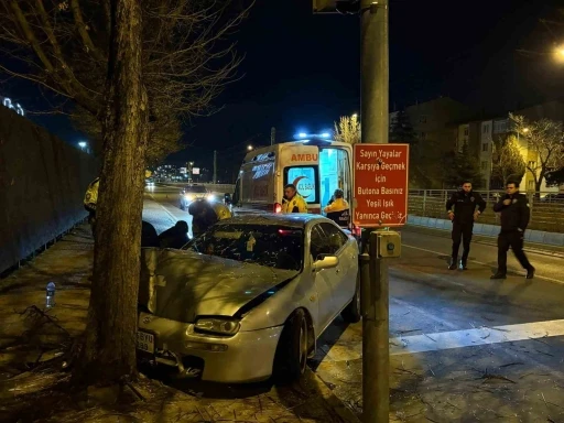 Kaldırıma &ccedil;ıkan otomobil ağaca &ccedil;arptı: 2 yaralı
