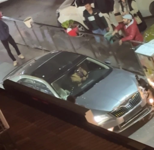 Kaldırıma çıkıp 3 kişiyi yaralayan, ters yola girip 5 araca çarpan alkollü sürücü böyle darbedildi
