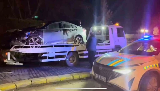 Kaldırıma giren ara&ccedil;, &ouml;n&uuml;ne &ccedil;ıkan her şeyi s&uuml;r&uuml;kledi
