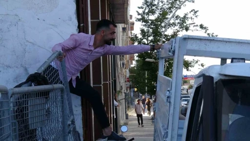 Kaldırıma park edilen kamyonet trafiği kilitledi, yol esnafın aracı itmesiyle a&ccedil;ıldı
