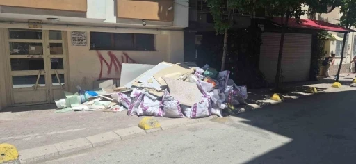 Kaldırıma sorumsuzca bırakılan inşaat artıkları
