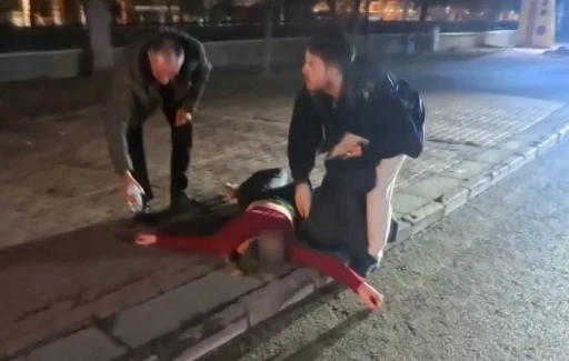 Kaldırıma yatıp &ccedil;ığlık attı, polisi g&ouml;r&uuml;nce ka&ccedil;mak istedi
