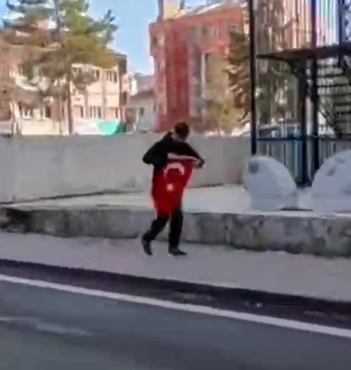 Kaldırımda g&ouml;ren T&uuml;rk Bayrağı&rsquo;nı koşarak alan &ccedil;ocuk, kask kamerasıyla g&ouml;r&uuml;nt&uuml;lendi
