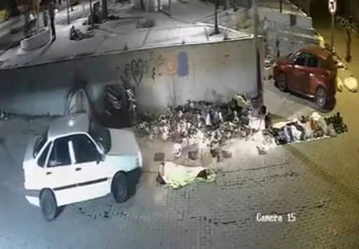 Kaldırımda uyuyanı fark etmedi, &uuml;zerinden otomobille ge&ccedil;ti: O anlar kamerada
