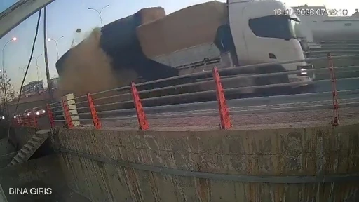 Kaldırımda y&uuml;r&uuml;rken hayatının şokunu yaşadı
