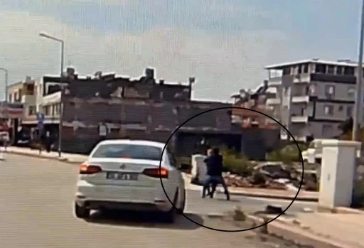 Kaldırımda y&uuml;r&uuml;yen kadının boynundaki kolyeyi &ccedil;alarak ka&ccedil;tı
