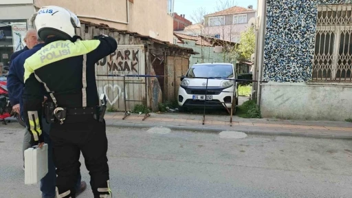 Kaldırımı kapatan bariyer kazaya neden oldu: 2 yaşındaki &ccedil;ocuk yaralandı

