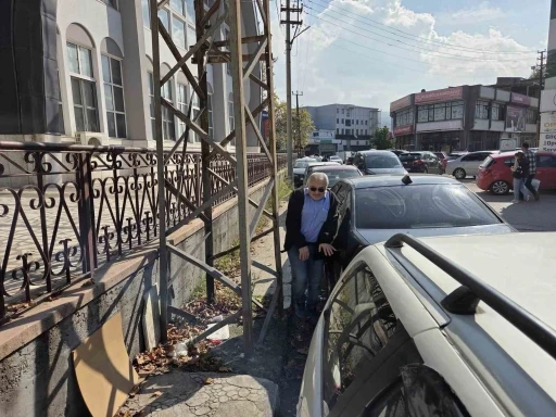 Kaldırımı kapatan elektrik direkleri yayalara geçit vermiyor
