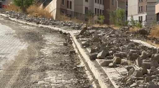 Kaldırımlarda bırakılan moloz yığınları tepkilere neden oldu
