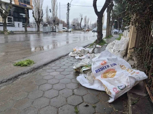Kaldırımları &ccedil;&ouml;pl&uuml;k gibi kullanıyorlar