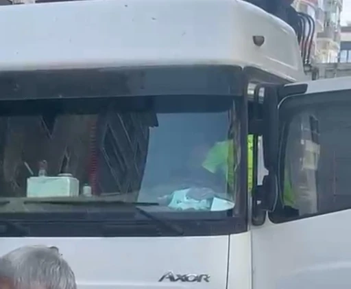 Kalp krizi geçiren tır sürüsü otomobile çarptı: 2 yaralı
