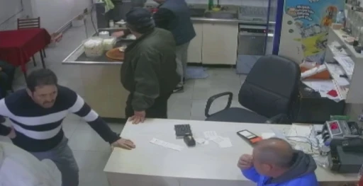Kalp krizi geçiren vatandaş yardım istemek için kıraathaneye sığındı... O anlar kamerada

