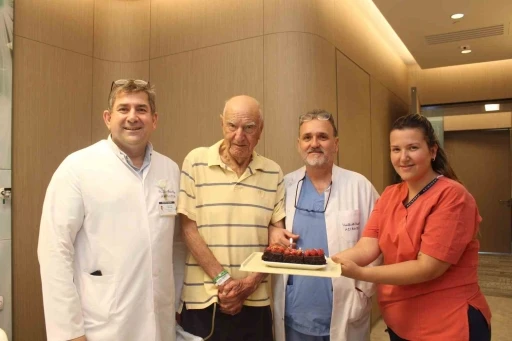 Kalp piliyle 100 yaşında prostat ameliyatı, yeni yaşına sağlıklı başladı
