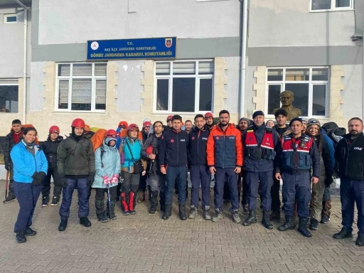 Kamp i&ccedil;in &ccedil;ıktıkları dağda mahsur kalan 24 kişiyi AFAD ekipleri kurtardı
