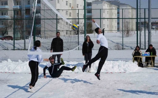 Kamp&uuml;ste kar voleybolu heyecanı
