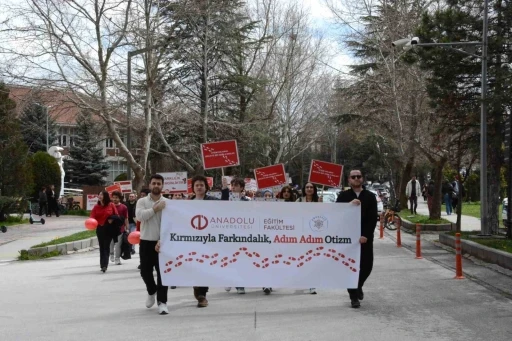 Kamp&uuml;ste "Otizm İ&ccedil;in Kırmızı Kamp&uuml;s Y&uuml;r&uuml;y&uuml;ş&uuml;"
