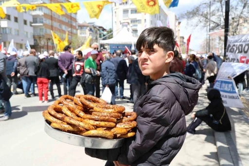 Kamu iş&ccedil;ileri halayda, onlar ekmeğinin derdinde
