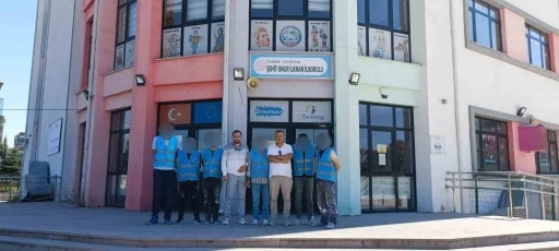Kamu yararına çalışma yükümlüleri okulları boyayıp temizledi
