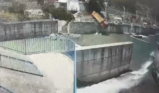 Kamyon dereye uçtu, kaza anı kamerada
