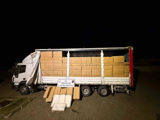 Kamyon dolusu ka&ccedil;ak sigara jandarmaya takıldı
